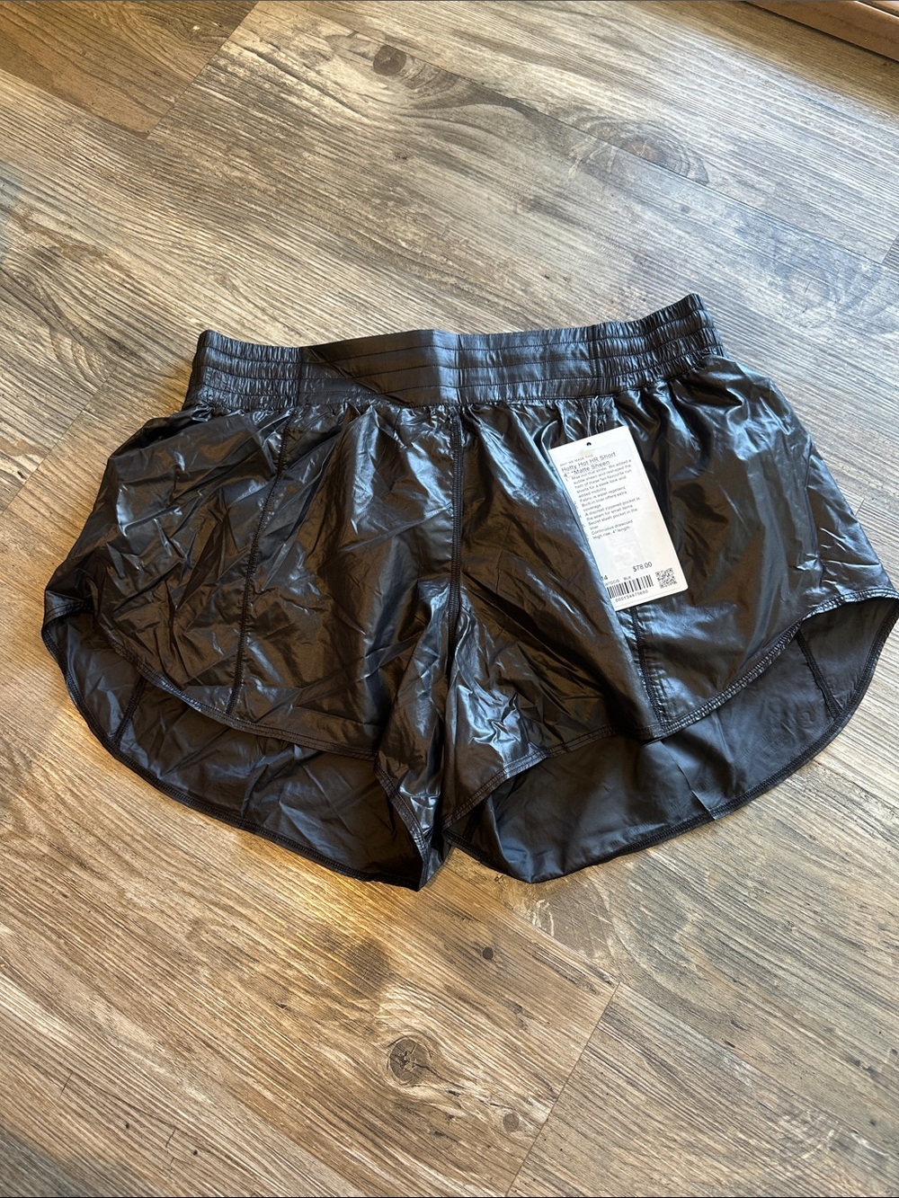 NEW with tags! Lululemon Hotty Hot High-Rise Lined Short 4" *Matte Sheen Black